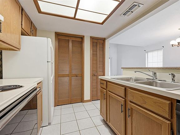 5th image of 822 SW 56th Ter