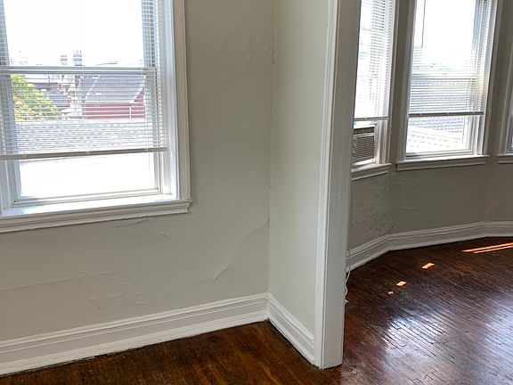 4th image of 415 S 42nd St APT 12