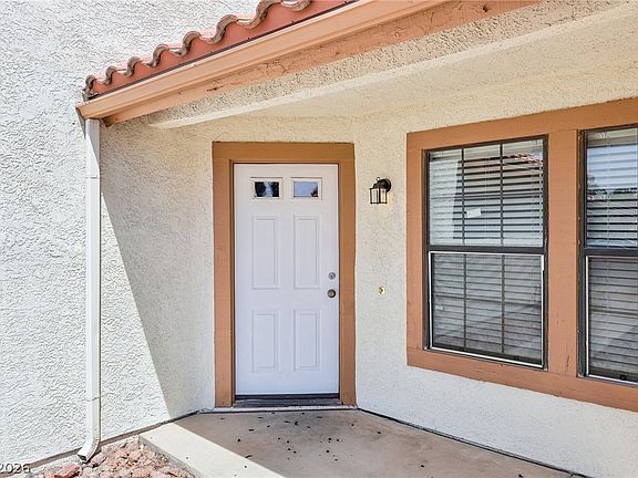 4th image of 2422 Millcroft Dr