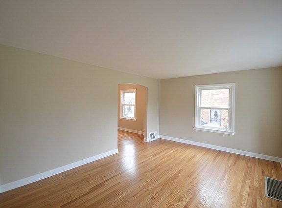 5th image of 10000 Drury Ln