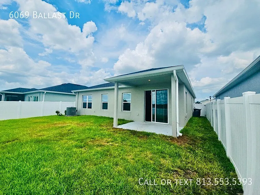 Beautiful 3-Bedroom Lakefront Home in Wimauma! — Photo 3