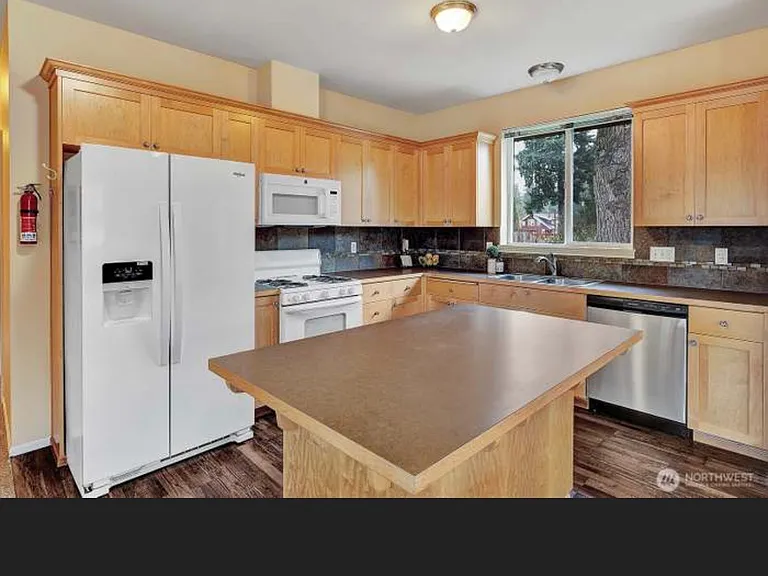 262 SE Andrews St — Photo 2