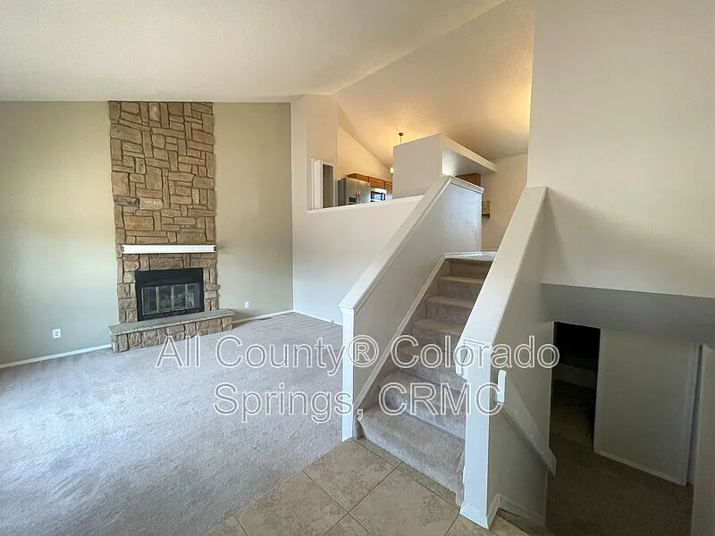 4 bed, 2.5 bath, 2117 sqft, $2,395 — Photo 2