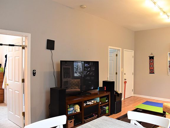 5th image of 744 N Wolcott Ave #2R