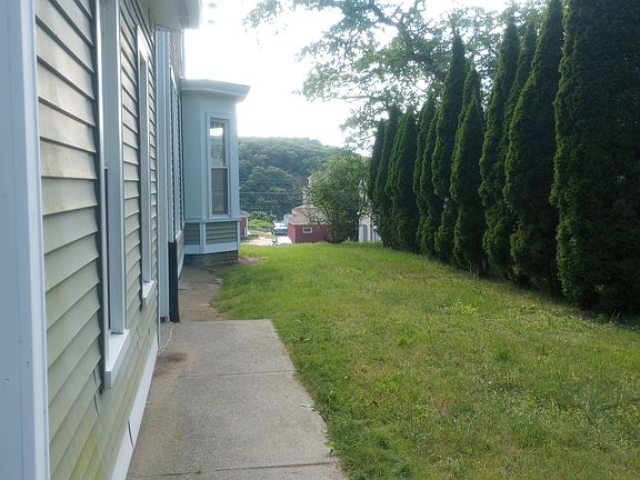 4th image of 138 Laurel Hill Ave APT 2