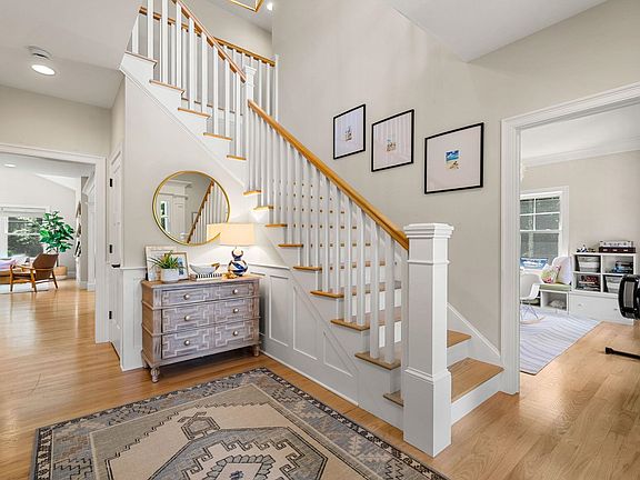 4th image of 32 Settlers Court