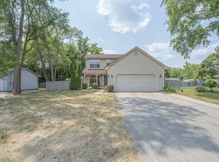 910 Round Lake Rd, White Lake, MI 48386