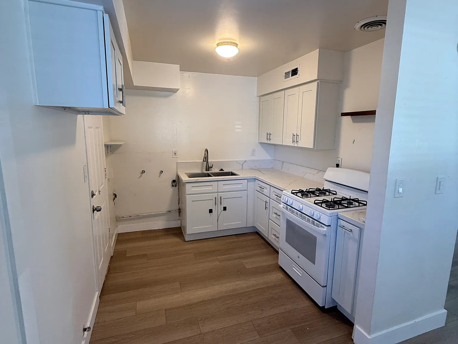 3 bed, 950 sqft, $2,300 — Photo 4