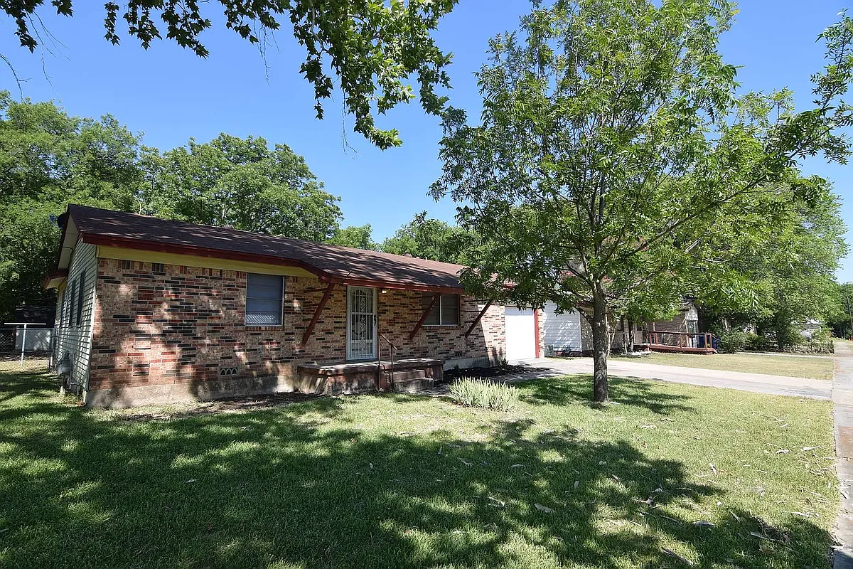 Building Photo - 703 W Avenue F