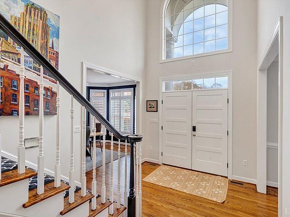 3rd image of 110 Fairlea Ct
