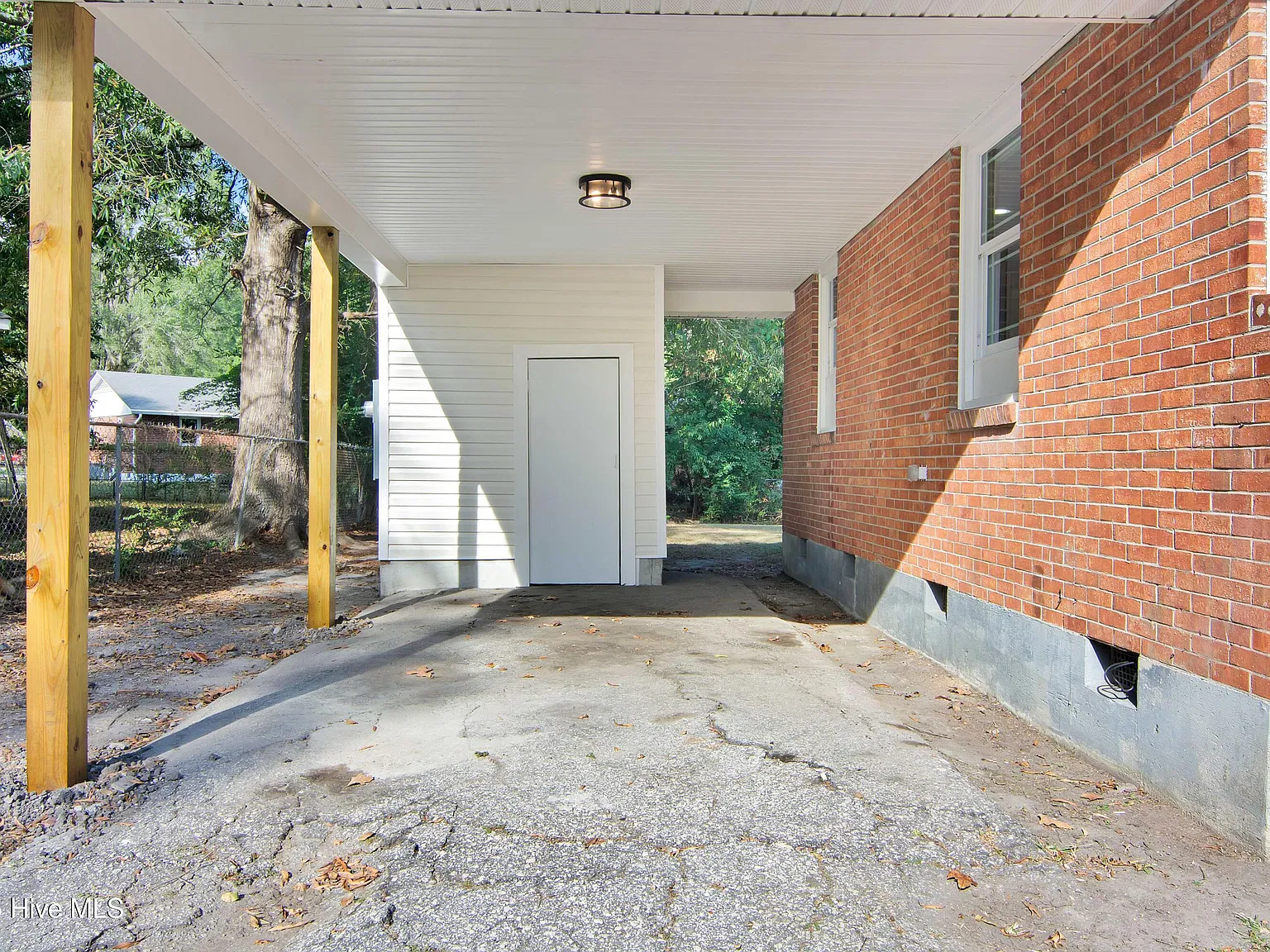 3 bed, 1.0 bath, 1175 sqft, $1,500 — Photo 3