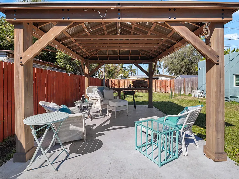 301 Hawthorne Dr — Photo 14