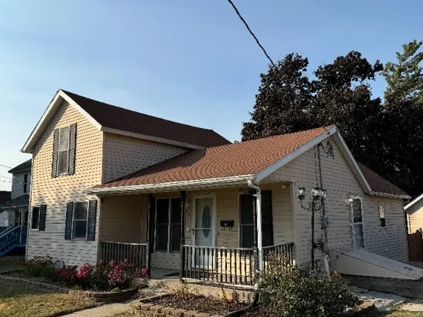 815 E 4th St, Vinton, IA 52349