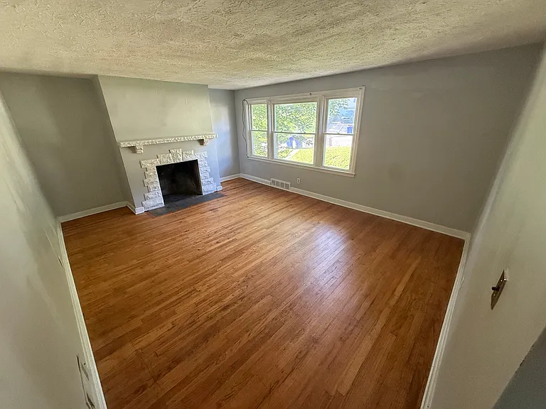 315 Hyde Park Dr — Photo 2