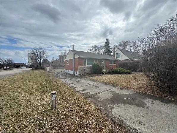 686 Wickens Ave, Burlington, ON L7T 3T2