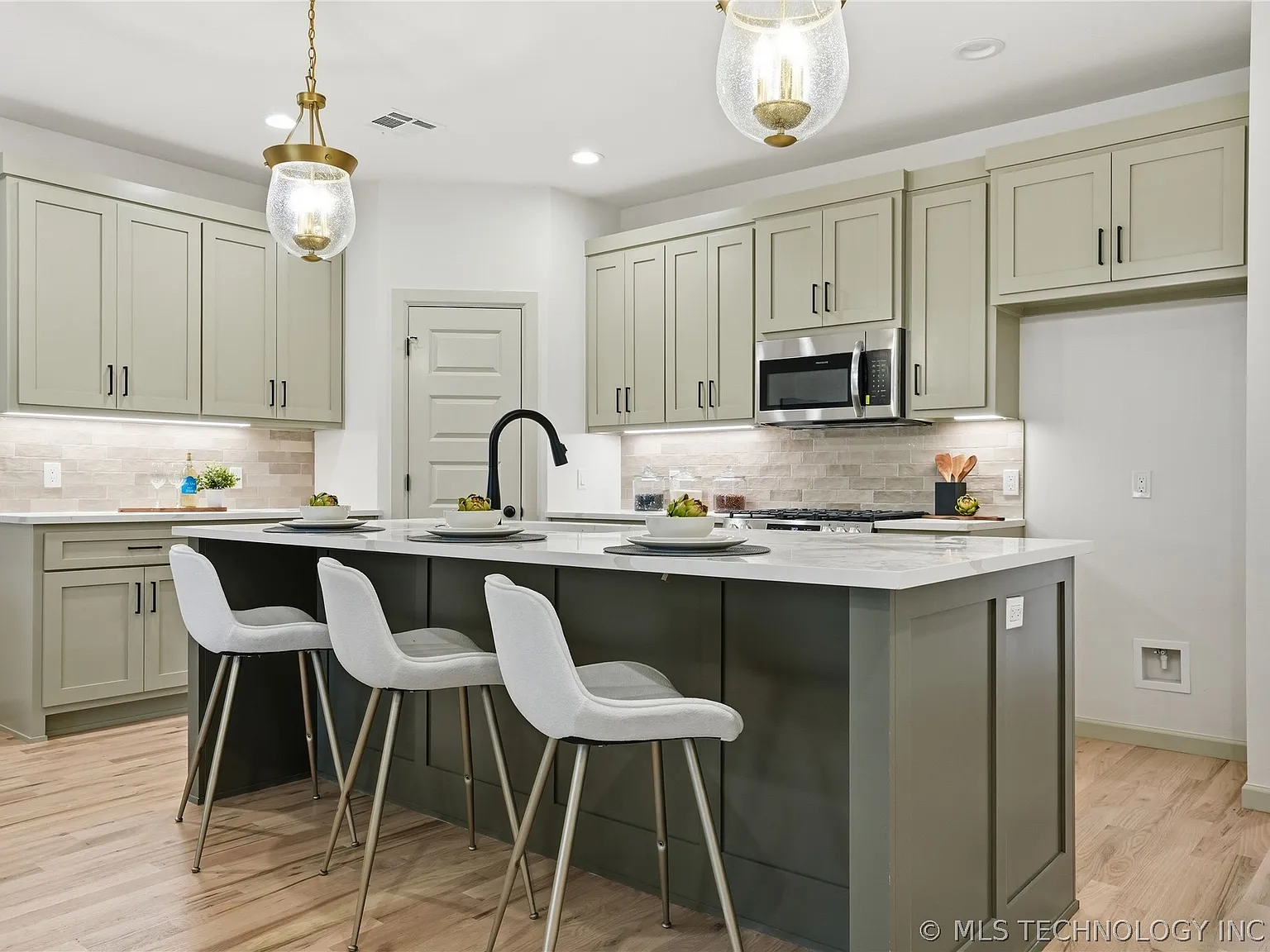 2 bed, 2.5 bath, 3200 sqft, $1,800 — Photo 3
