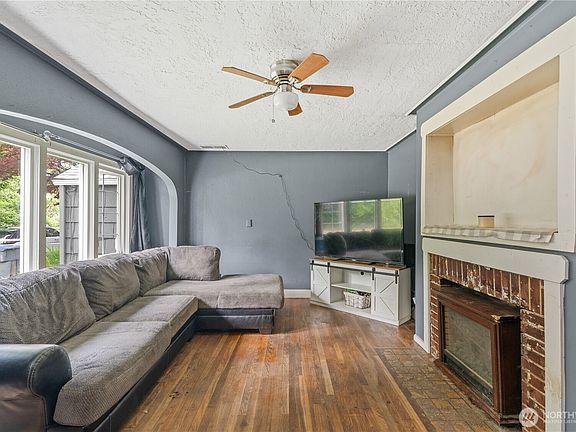 3rd image of 1716 Young Street