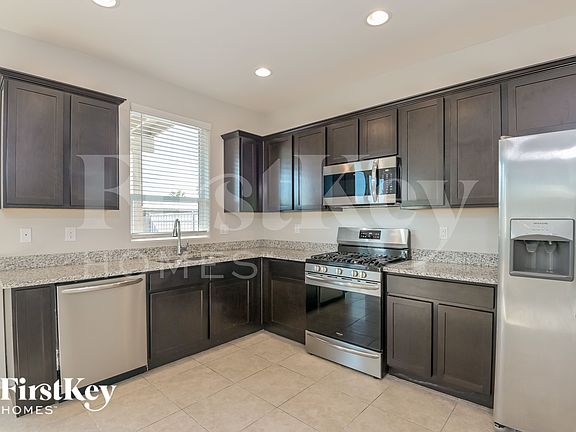 5th image of 2851 N Fair Oaks Ave