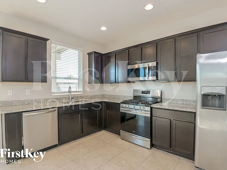 2851 N Fair Oaks Ave — Photo 5