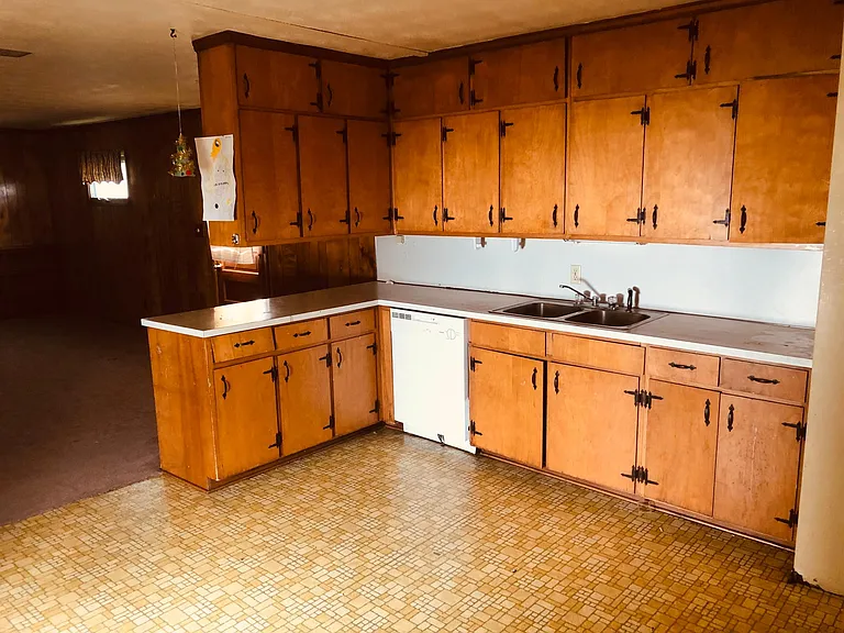 906 E Rose St — Photo 3