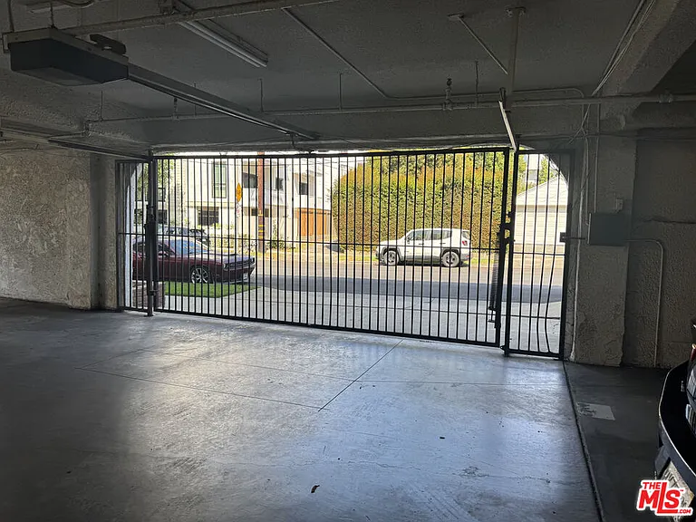 1601 Veteran Ave #101 — Photo 32