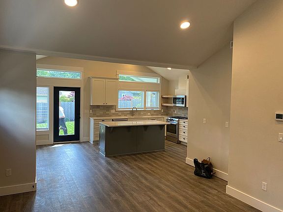 5th image of 1033 Hallinan St