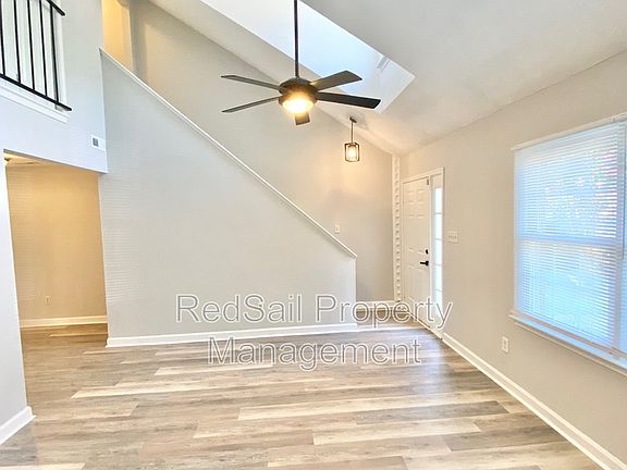 4th image of 384 Kinsmen Way