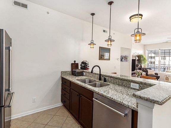 5th image of 1039 E Summerfield Gln #53