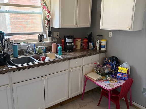 5th image of 16185 Manor St