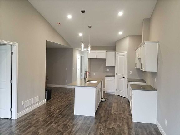 4th image of 3510 Hallee Cres
