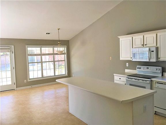 4th image of 1002 Fairmont Park Dr