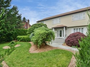 10 Merrill Dr, Mahwah, NJ 07430