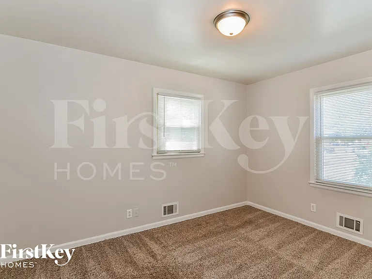 307 NE Arlington Cir — Photo 7
