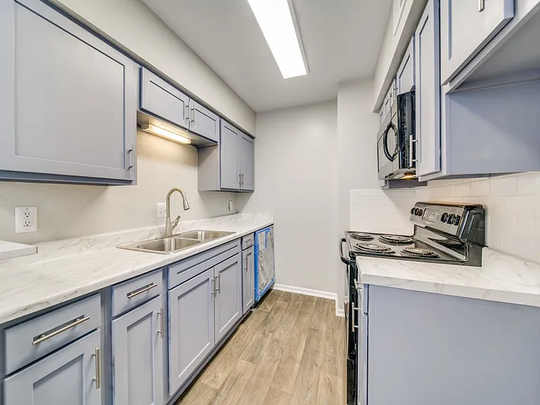 The Oaks Apartments At Medical Center — Photo 37