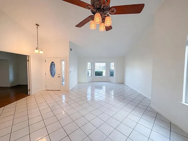 116 Bittercreek Dr — Photo 4