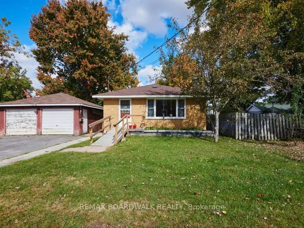 4 Davidson St W, Smiths Falls, ON K7A 4J6