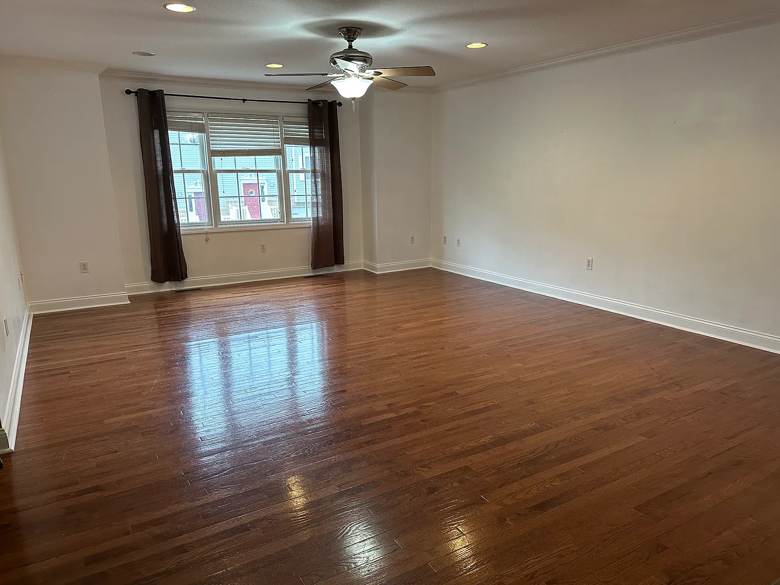 3 bed, 2.5 bath, 2424 sqft, $2,300 — Photo 3