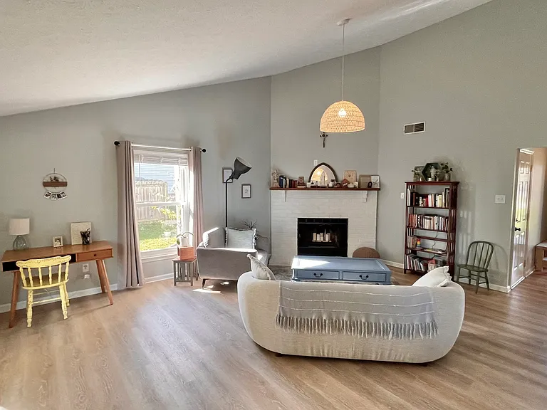 209 Hutchins Dr — Photo 5