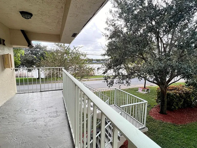 Lakeview Apartments - 5911 SW 41 St — Photo 9