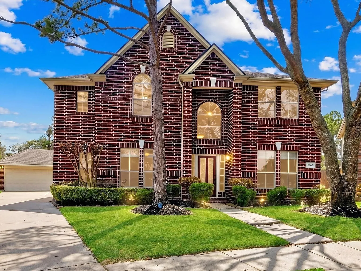 4 bed, 2.5 bath, 3000 sqft, $3,350 — Photo 1