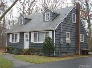 8 Yaphank Ave, Brookhaven, NY 11719