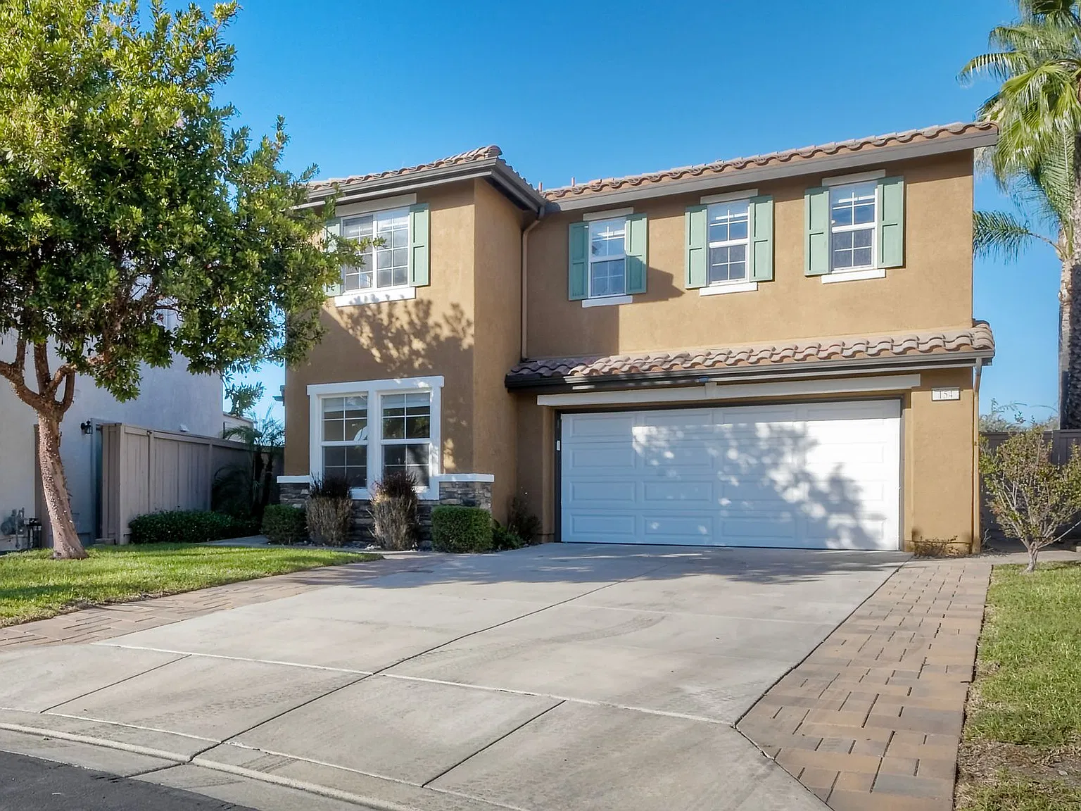 4 bed, 2.5 bath, 2012 sqft, $4,500 — Photo 3