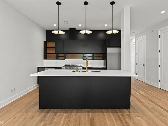 5th image of 2448 N Artesian Ave #2