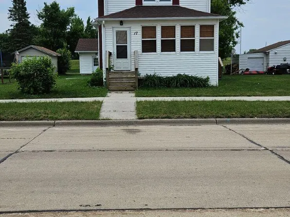 17 3rd St NE, East Grand Forks, MN 56721