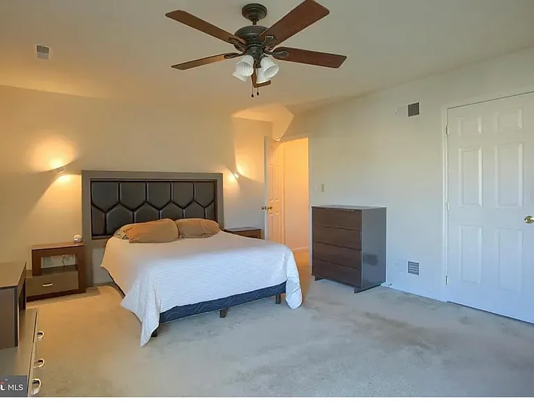 413 Eisenhower Dr — Photo 7