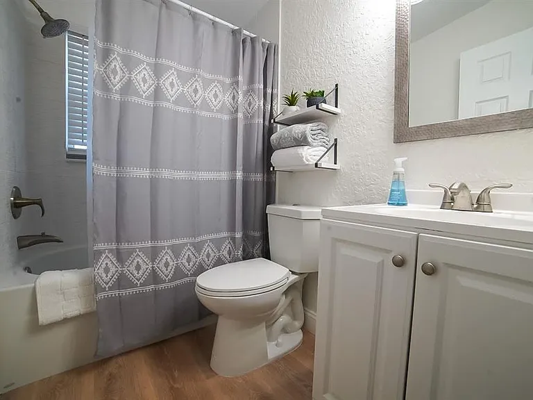1639 Saint Catherine Dr W — Photo 14