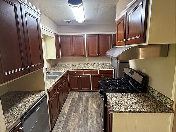5th image of 504 W 19th St