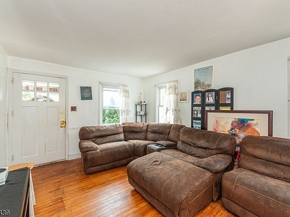 3rd image of 43 Fritz St