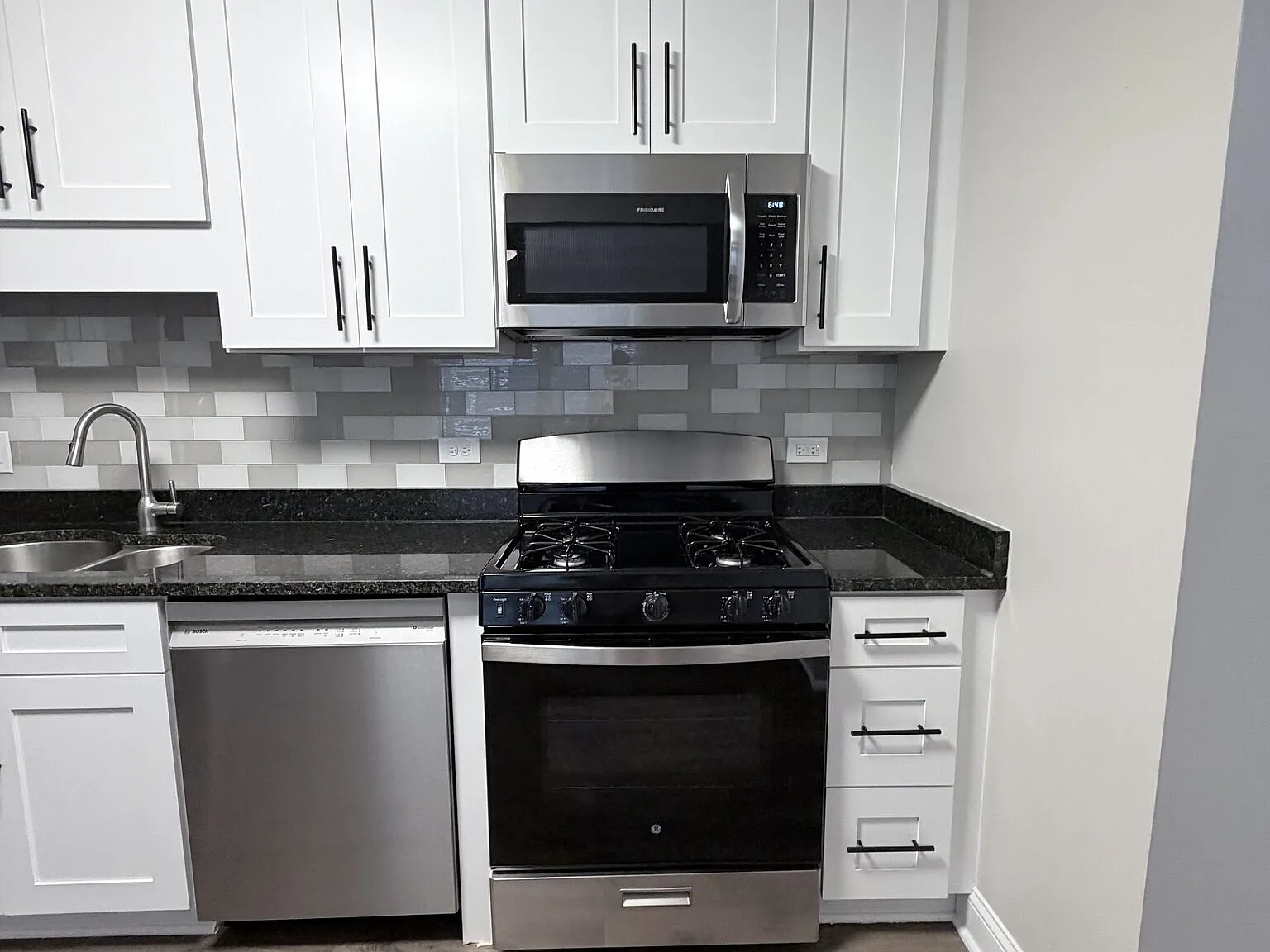 Beautiful 2 Bedroom 1.5 Bathroom in Downers Grove — Photo 2