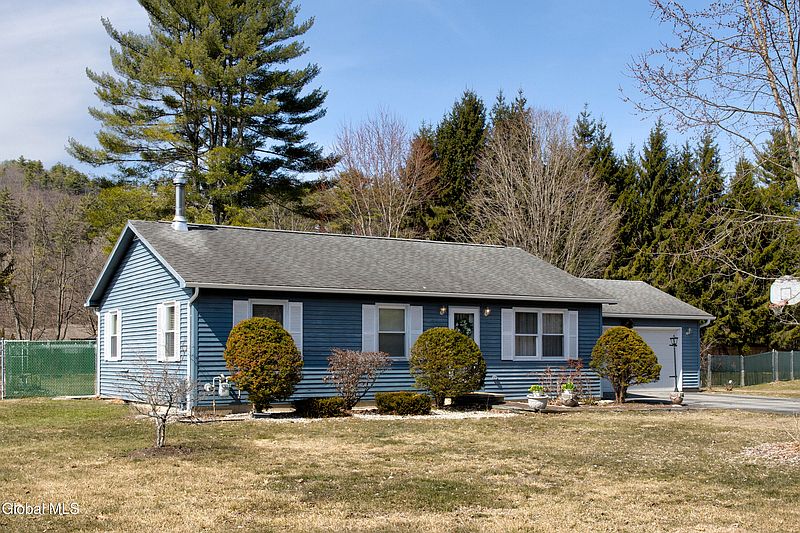 3rd image of 12 Pinewood Hollow Road
